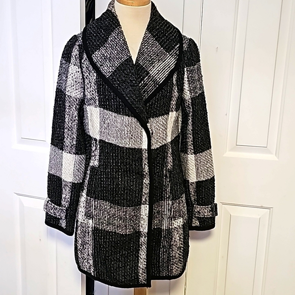 Guess preppi‎ business Casual plaid lapel jacket. Size medium. Black and …